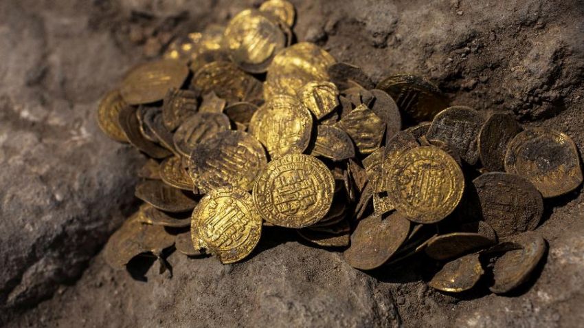 Jovem encontra 425 moedas de ouro com mais de 1.100 anos em Israel