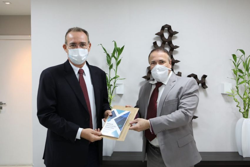 Alese recebe edição do Manual das Eleições Municipais