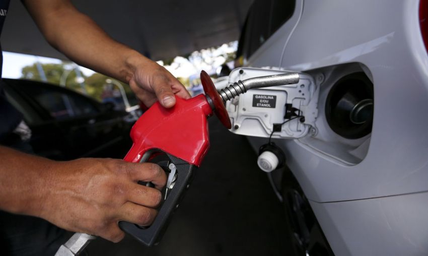 Gasolina sobe 4% nas refinarias, anuncia Petrobras