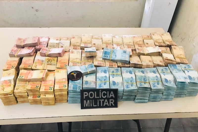 PM apreende mais de R$ 1,2 milhão no baú de um caminhão na rodovia SE-230 em Nossa Senhora da Glória