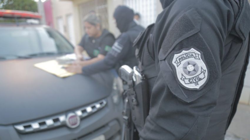 Ação conjunta da PC de SE e de AL cumpre quatro mandados de prisão contra investigado por diversos crimes