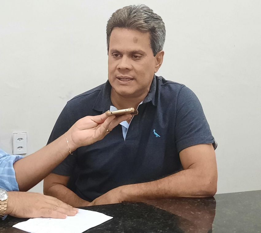 Juca faz um apelo e pede que Paulão assine convênios para obras em Laranjeiras