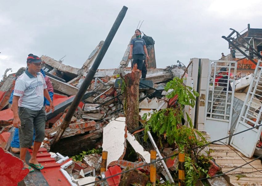 Terremoto causa desabamento de hospital na Indonésia
