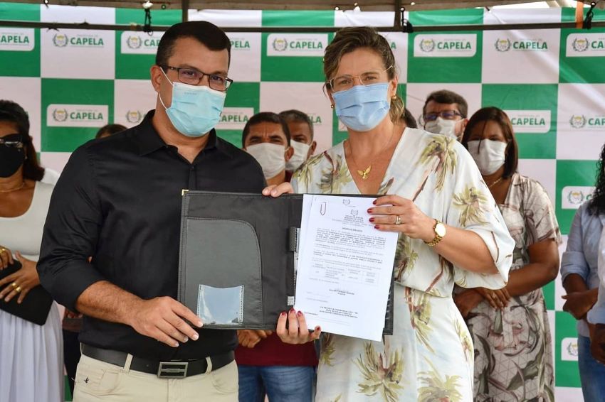 Silvany assina ordens de serviço para reforma e ampliação de escola e construção de casas populares