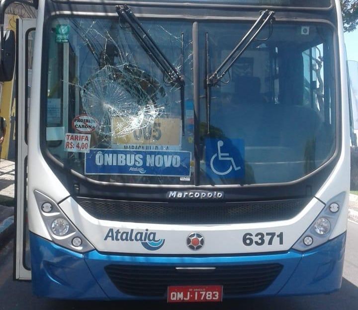Mobilidade é prejudicada e ônibus são vandalizados e bloqueados com paralisação ilegal