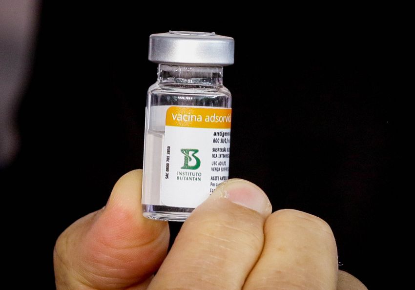 Com produção 24 horas, Butantan começa a entregar 3,4 mi de doses de vacina