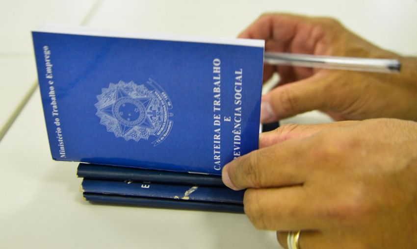 Desemprego recua para 13,9% no 4º trimestre, segundo o IBGE
