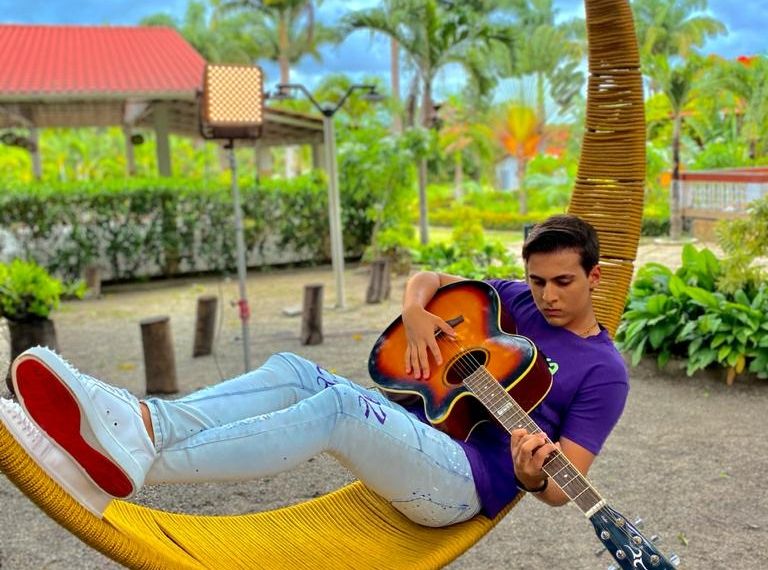 Gusttavinho Sobral lança clip do sucesso 'Deixa eu superar'