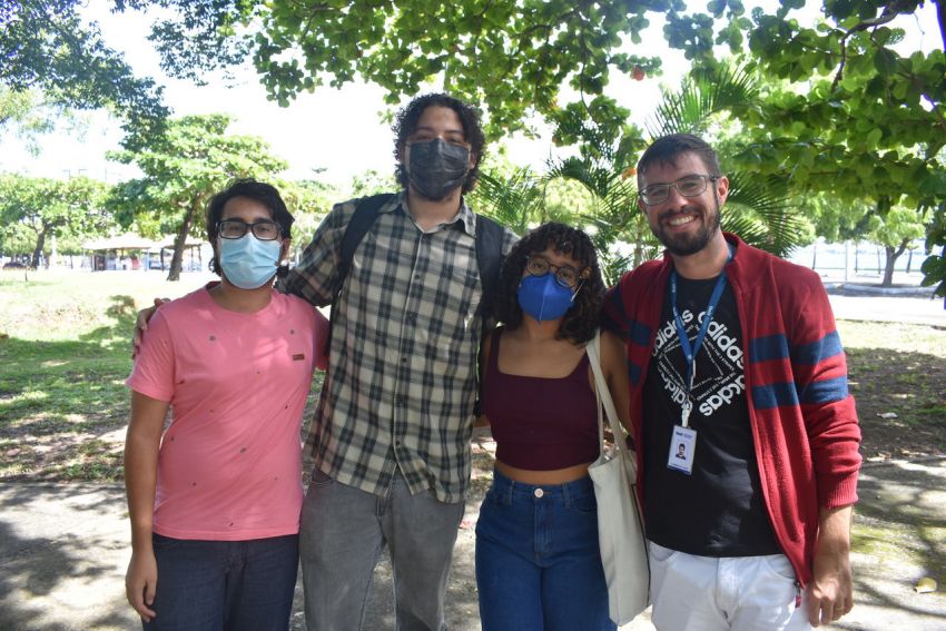 Teatro experimental ajuda universitários a vencerem timidez