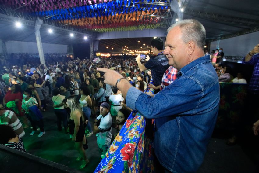 Governador participa da abertura do Arraiá do Povo, na Orla da Atalaia