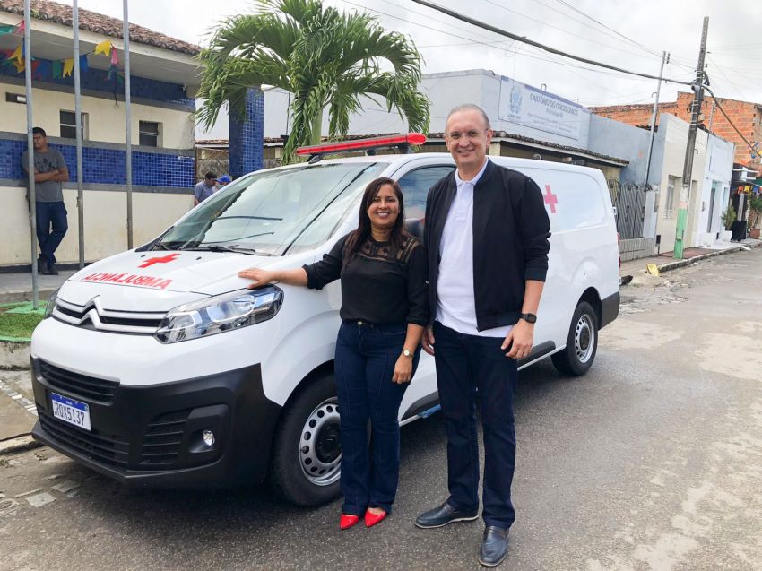 Fábio Henrique realiza entrega de ambulância em Pedrinhas