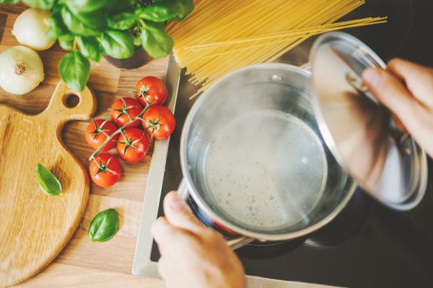 Nutricionista alerta: tempo de cozimento dos alimentos altera nutrientes e amplia contaminação