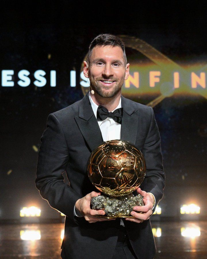 Messi conquista Bola de Ouro da France Football pela oitava vez