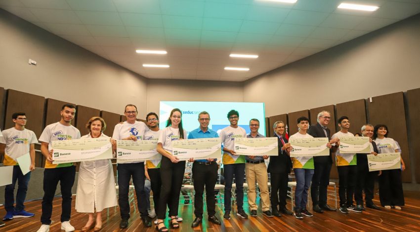 Banese premia os 10 alunos da rede estadual mais bem pontuados no Enem 2023