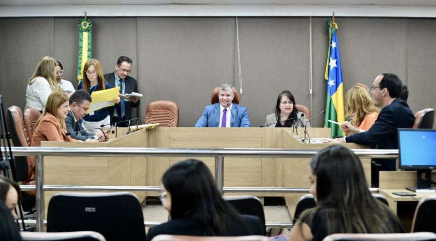 PEC que propõe 180 dias de licença maternidade para servidoras públicas estaduais mães adotivas é aprovada na Alese