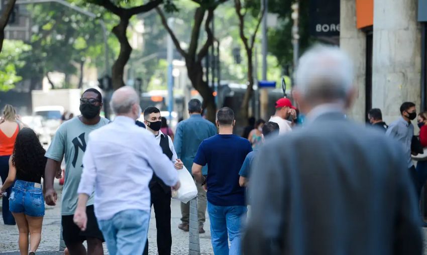 Expectativa de vida ao nascer no Brasil sobe para 76,4 anos em 2023