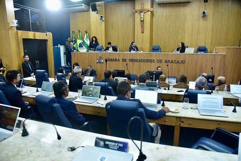 Vereadores aprovam empréstimo de R$161 milhões para compra de ônibus elétricos