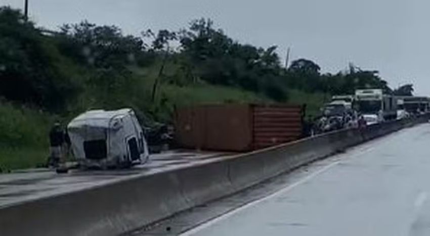 Carreta tomba e trânsito é bloqueado na BR-101 em Capela