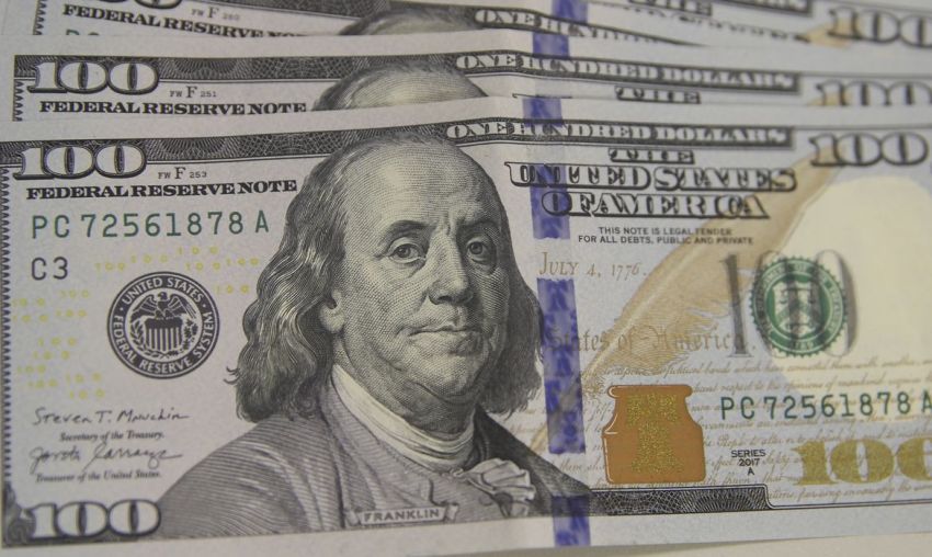 Dólar cai para R$ 5,66 após suspensão de tarifas de Trump