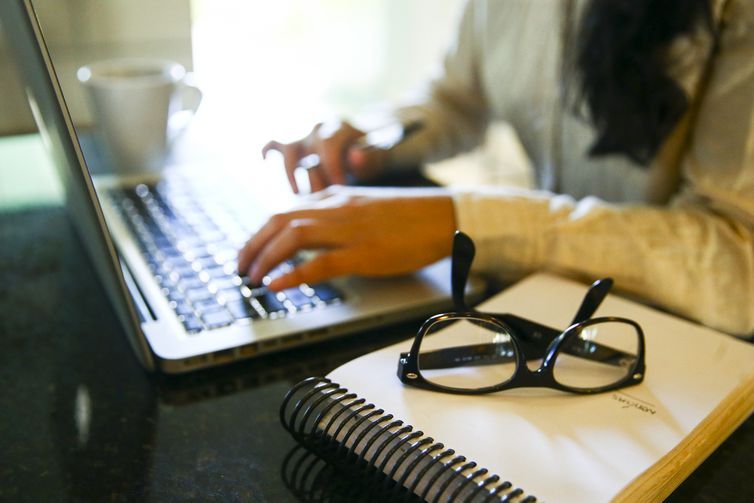 Pesquisa revela condições precárias do trabalho remoto no mundo