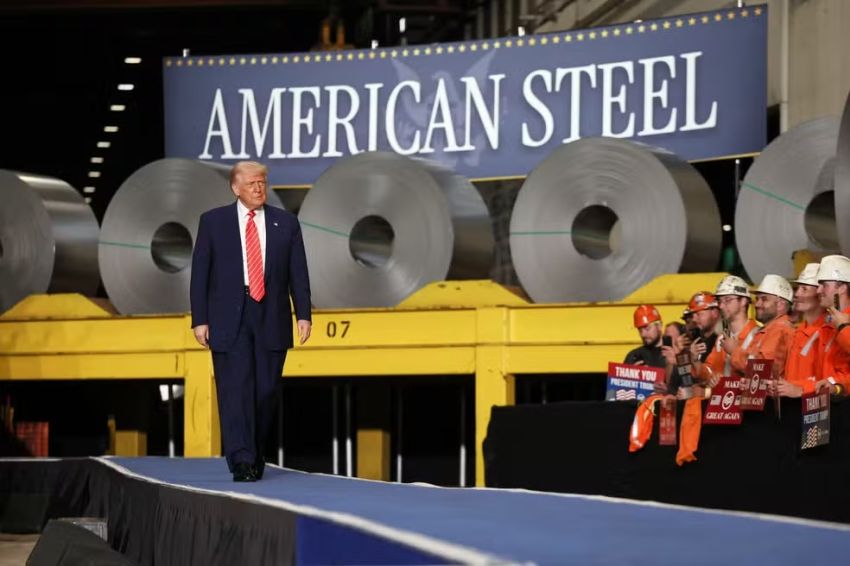Trump assina decreto que dobra tarifas sobre aço e alumínio nos EUA, de 25% para 50%