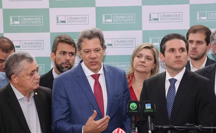 Governo vai editar MP para aumentar arrecadação e recalibrar decreto do IOF, diz Haddad