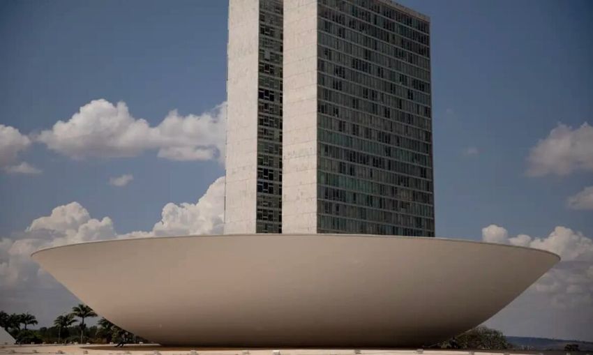 Comissão vincula isenção do IR a mais deputados e orçamento secreto