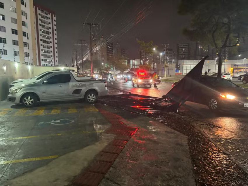 Cinco pessoas ficam presas em veículo após ele ser atingido por placa de metal e fiação elétrica em avenida de Aracaju