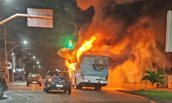 Ônibus do transporte público pega fogo em Aracaju; ninguém se feriu