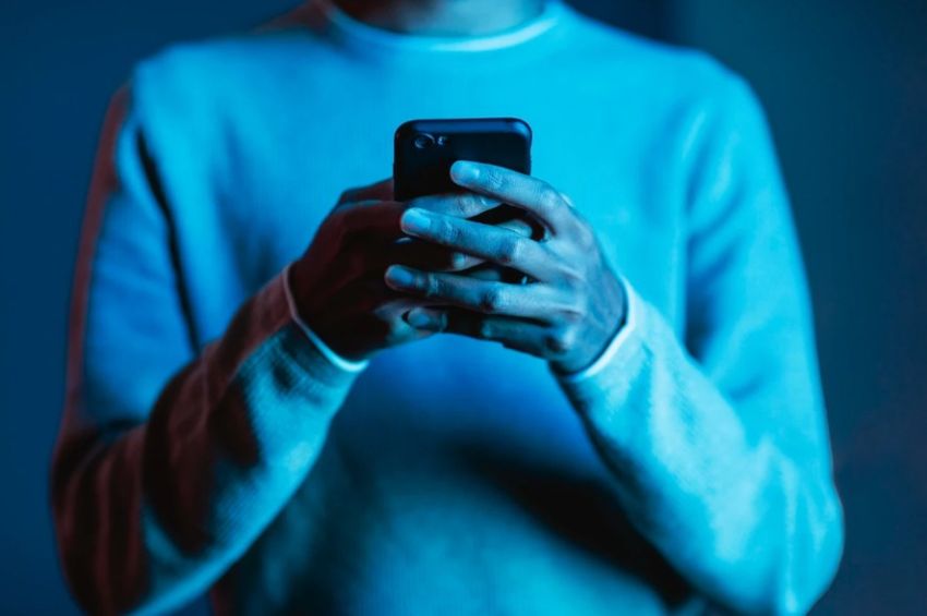 Golpe da ‘mão fantasma’ invade celular e faz Pix à distância