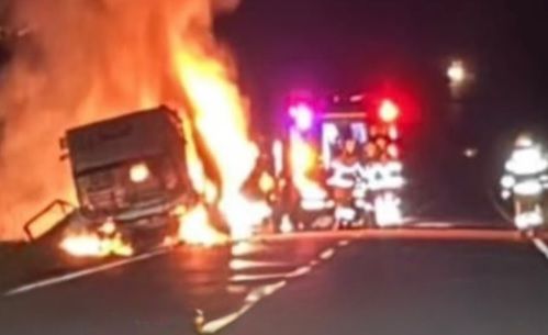 Caminhão incendeia perto do Hospital de Amor, em Lagarto
