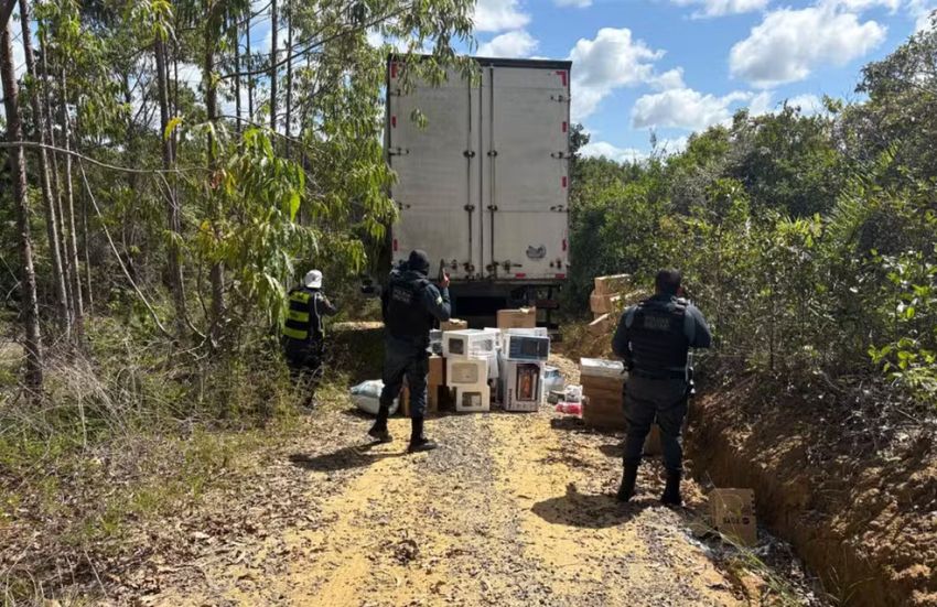 Após polícia trocar tiros com assaltantes, caminhoneiro é liberado e parte de carga é recuperada entre os municípios de