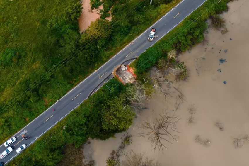 Trecho da Rodovia SE-270 é interditado por risco de colapso após fortes chuvas em Lagarto