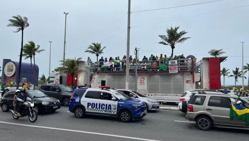 Manifestação pró-Bolsonaro leva carreata às ruas de Aracaju