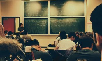 Escola em tempo integral deve ter jornada mínima de 35 horas semanais