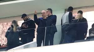 Jornalista que tirou foto de Moraes fazendo gesto obsceno é demitido