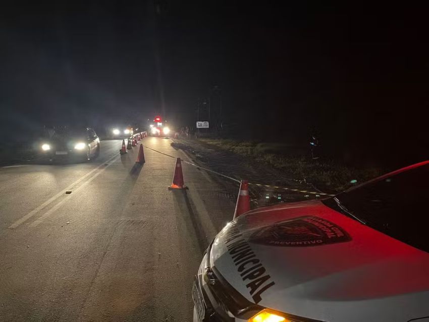 Três pessoas morrem após colisão entre motocicleta e caminhão na rodovia SE-230