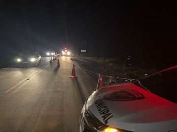 Três pessoas morrem após colisão entre motocicleta e caminhão na rodovia SE-230