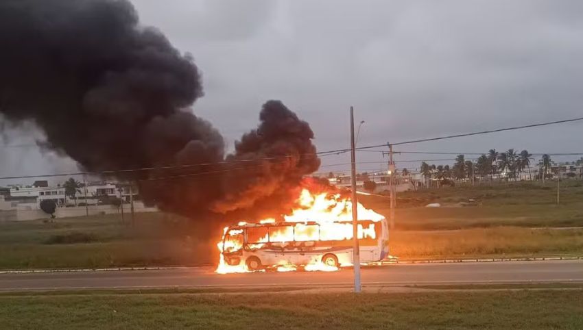 Ônibus escolar pega fogo na Rodovia SE-100 na Barra dos Coqueiros