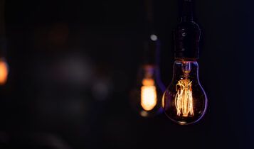 Setembro continua com conta de luz mais cara e bandeira vermelha