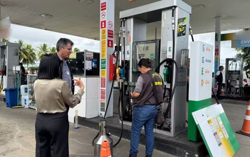 Responsável por posto de combustível é conduzido à delegacia e bomba de GNV é interditada após fiscalização em Aracaju