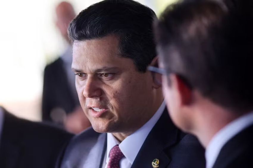 Alcolumbre cita o regimento e arquiva a PEC da Blindagem, derrotada por unanimidade da CCJ