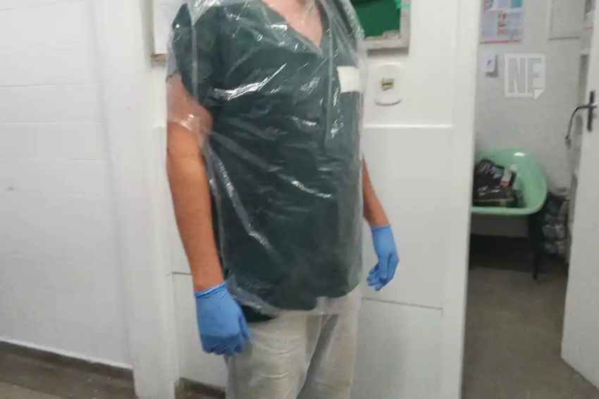 DENÚNCIA: Profissional do Huse usa saco de lixo como proteção