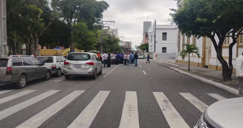 Motoristas de táxi lotação bloqueiam trânsito em frente à Câmara de Vereadores de Aracaju