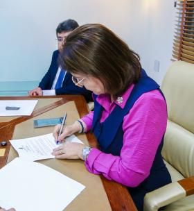 Prefeita Emília assina decreto que cria comissão para organização do Concurso Municipal Unificado em Aracaju