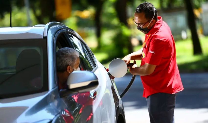 Gasolina está 4,9% menos cara nas refinarias
