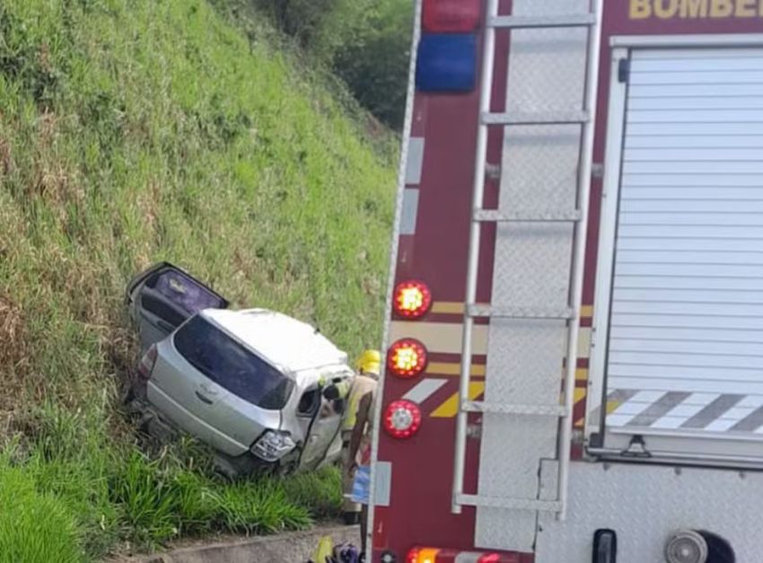 Três pessoas ficam feridas após capotamento na BR-101 em Maruim
