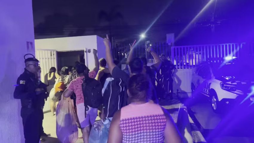 Manifestantes desocupam sede da prefeitura de Aracaju após mais de 20h de protesto