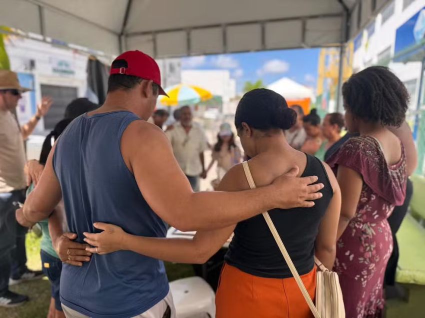 Enem: grupo de oração apoia estudantes durante segundo dia de prova em Aracaju
