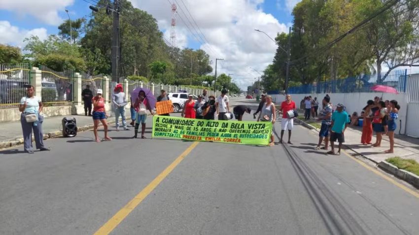Manifestantes bloqueiam trânsito na Zona Sul de Aracaju